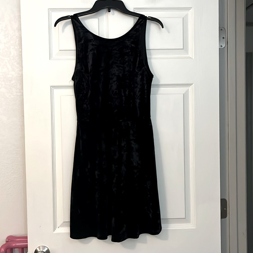 WOMEN’S SLEEVELESS BACKLESS LITTLE BLACK VELVET DRESS : SIZE 8